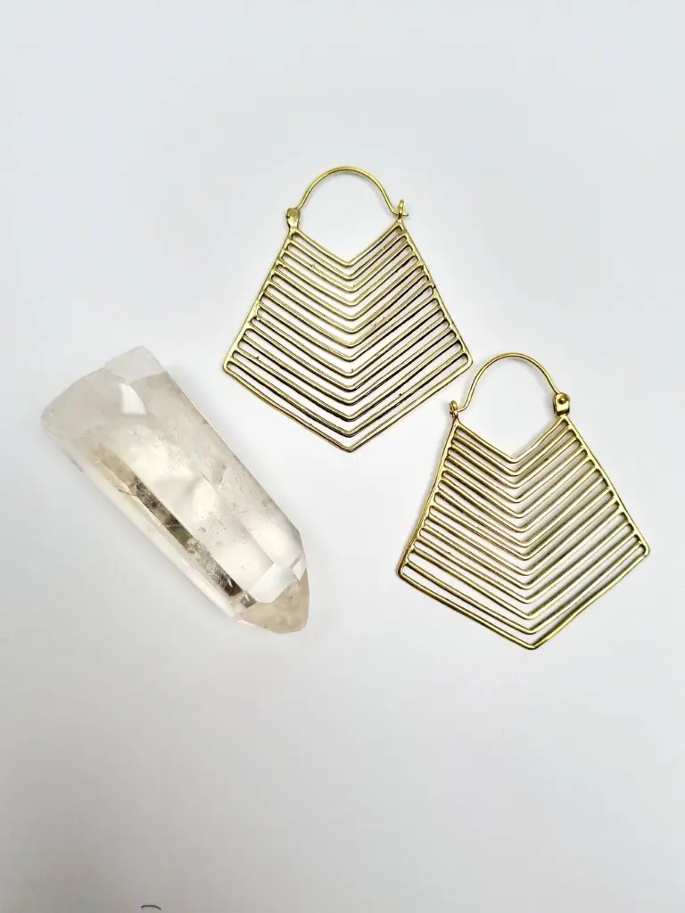 Messing-geometrische-Ohrringe-Shamanika.webp