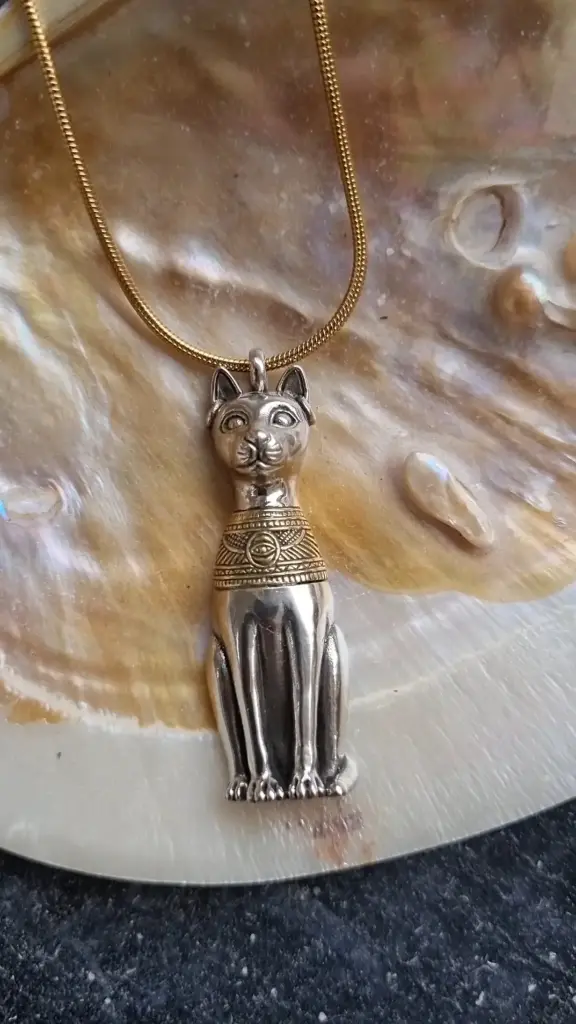 Bastet Messing Anhänger mit Titanium Kette