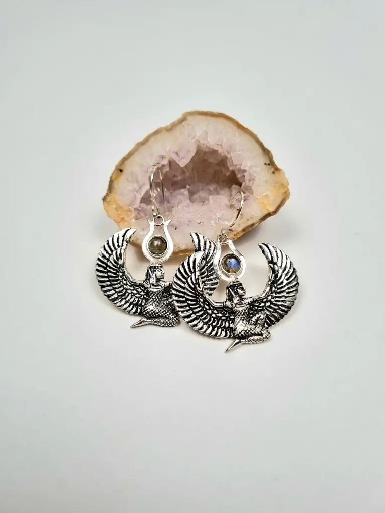 [PM-098] Isis Göttin Ohrringe Messing Weiß mit Mondstein